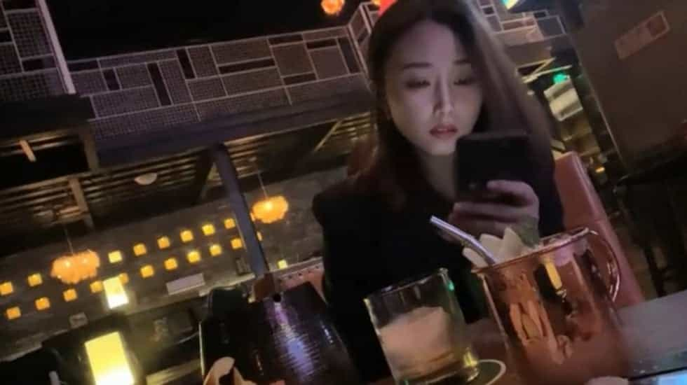 帅哥酒吧钓了个颜值超高的美女,带回酒店灌酒让她喝多趁机上了她